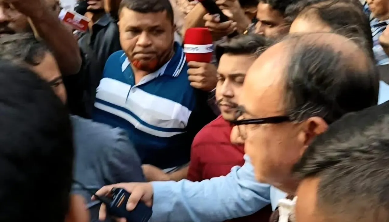 হাদিকে দেখতে গিয়ে ঢামেকে তোপের মুখে মির্জা আব্বাস