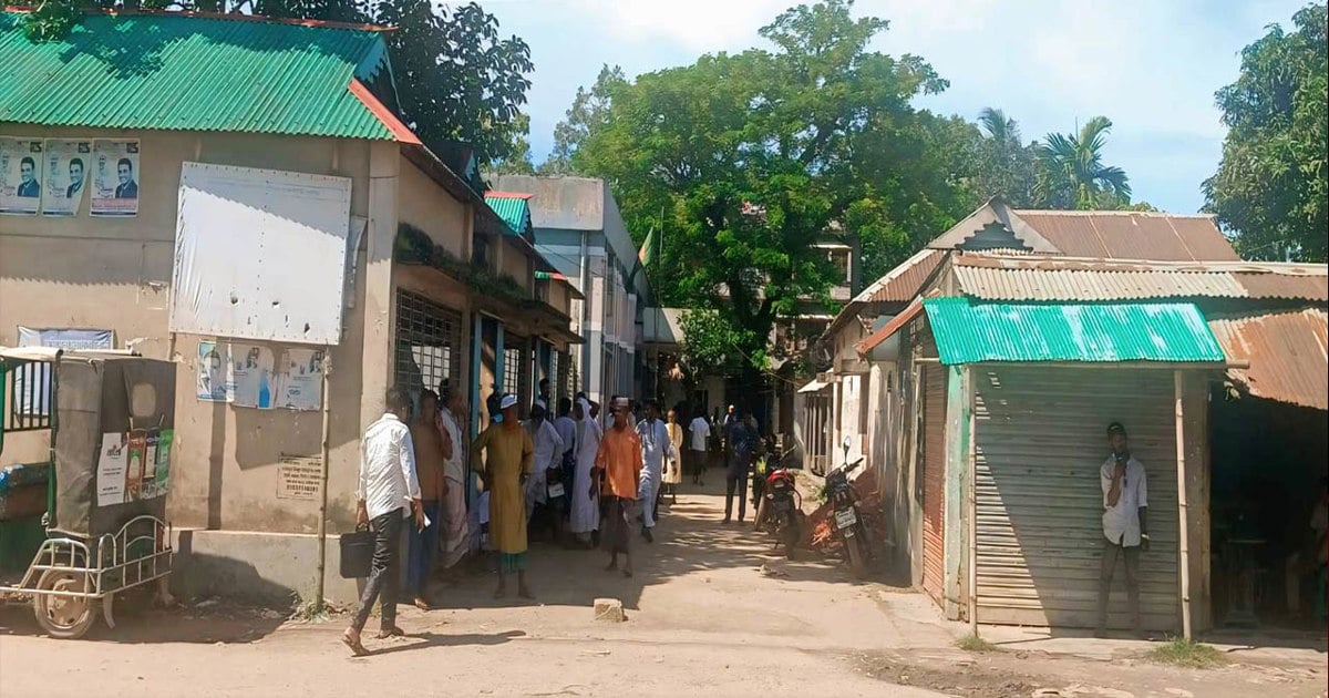 সীমানা প্রাচীর না থাকায় নিরাপত্তাহীনতায় মদন সাব-রেজিস্ট্রার অফিস