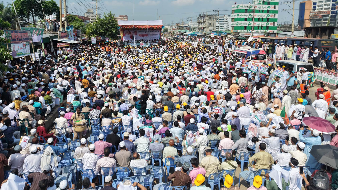 লংমার্চের প্রথম পথসভা গাজীপুরের ভোগড়া বাইপাস মোড়ে। ছবি: আমার দেশ