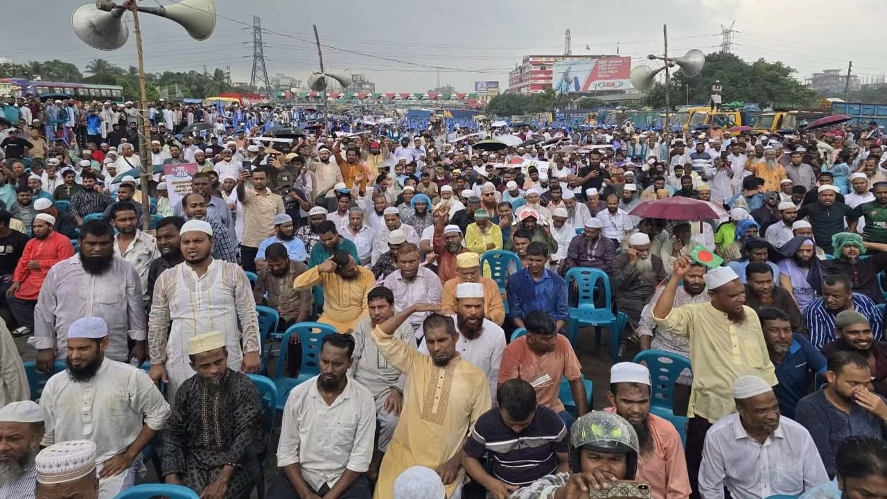 ঢাকা-চট্টগ্রাম মহাসড়কের নারায়ণগঞ্জ শিমরাইল মোড় ট্রাকস্ট্যান্ডে পথসভা। ছবি: আমার দেশ