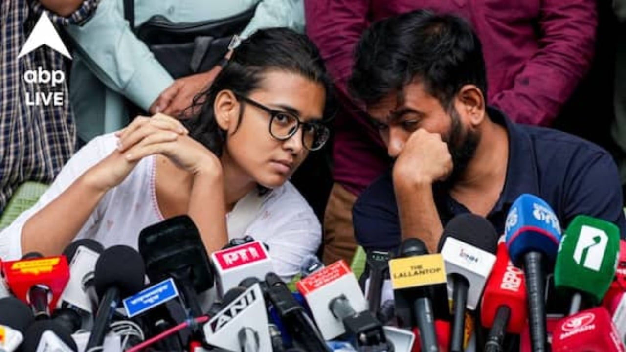 ককরোচ জনতা পার্টির প্রধান অভিজিৎ দীপকের সঙ্গে আইসা সভাপতি নেহা বোরা। ছবি: সংগৃহীত।