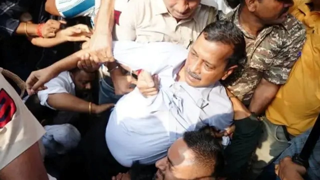 দিল্লির সাবেক মুখ্যমন্ত্রী অরবিন্দ কেজরিওয়ালকে টেনেহিঁচড়ে নিয়ে যায় পুলিশ।                                                                                                       ছবি: বিবিসি