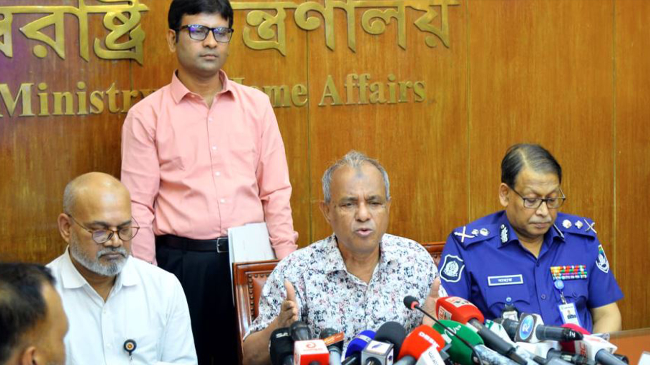 সারাদেশে পূজা উদযাপনে ঝুঁকি নেই : স্বরাষ্ট্র উপদেষ্টা
