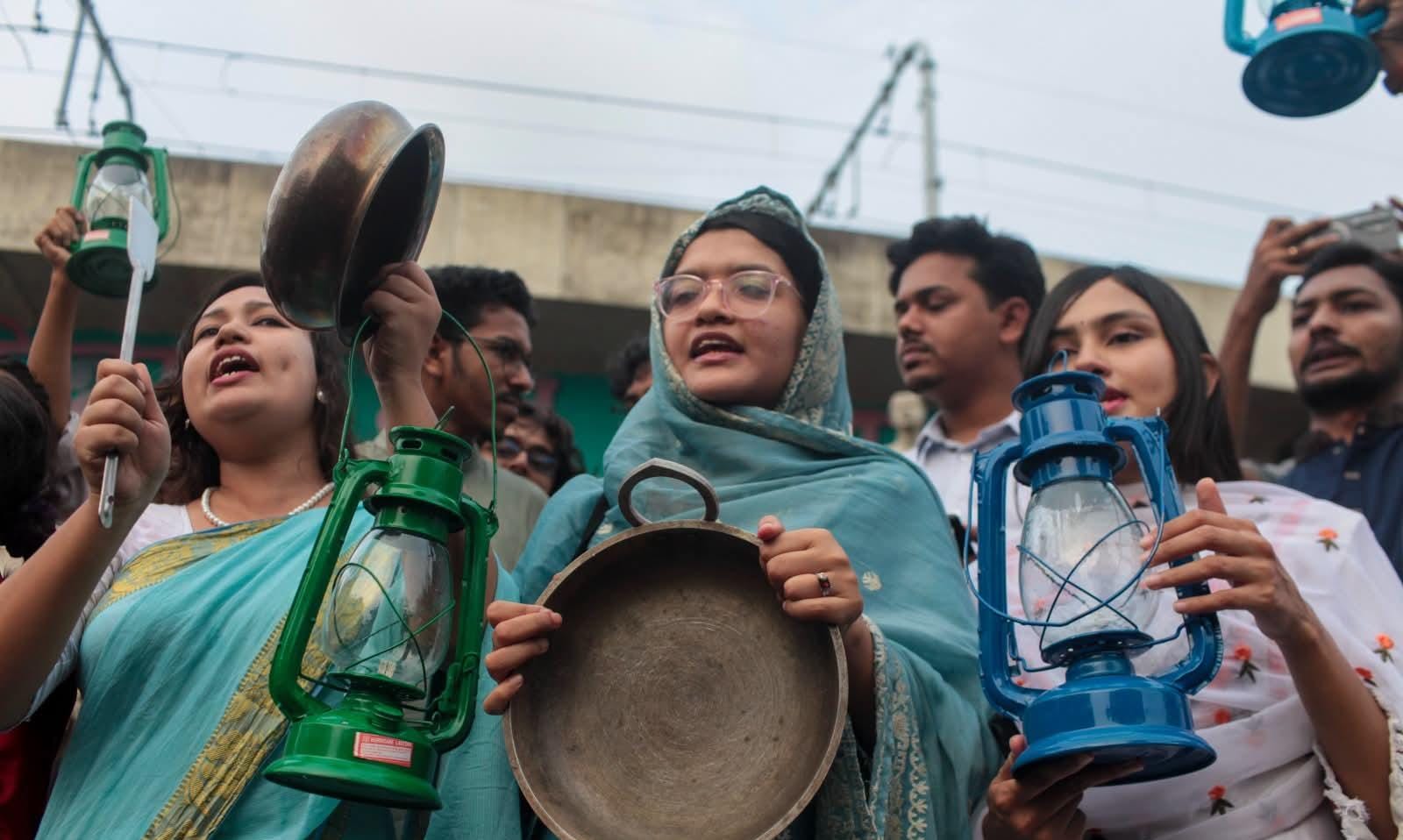 হারিকেন ও হাঁড়ি-পাতিল নিয়ে ঢাবিতে বিক্ষোভ