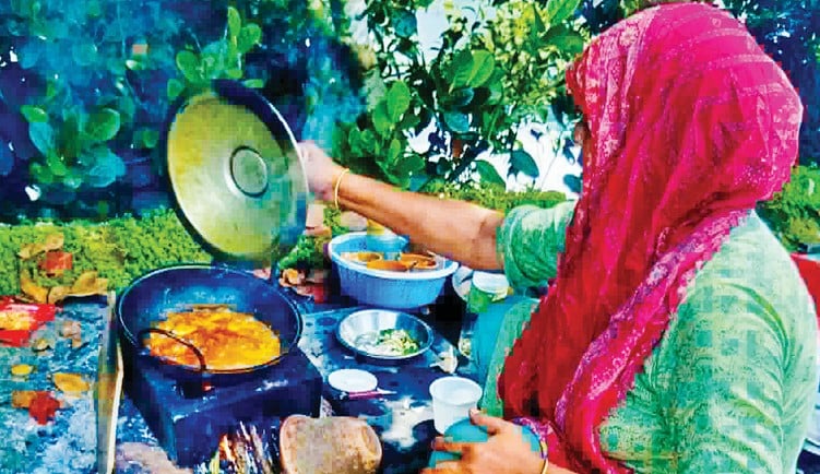 গ্যাস সংকটে লাকড়ির চুলাই ভরসা গ্রাহকদের