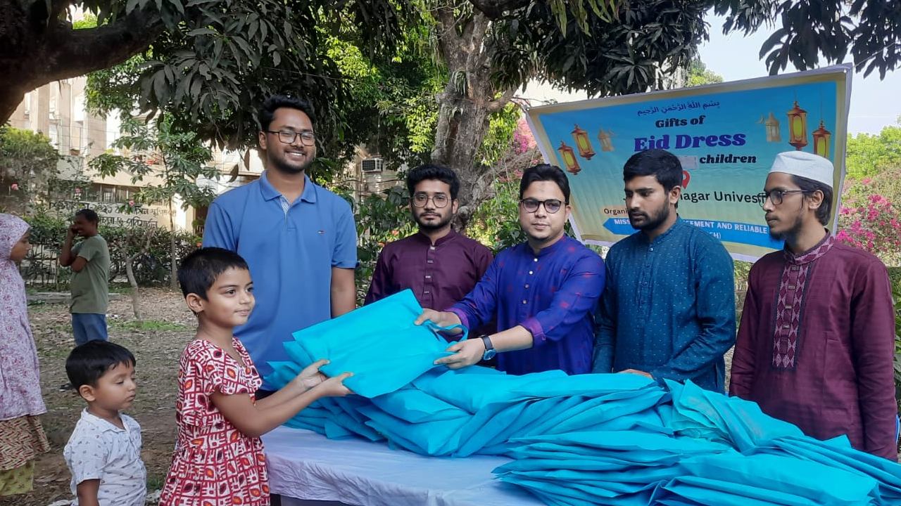 দরিদ্র শিক্ষার্থীদের ঈদের নতুন পোশাক দিল ‘মার্চ’