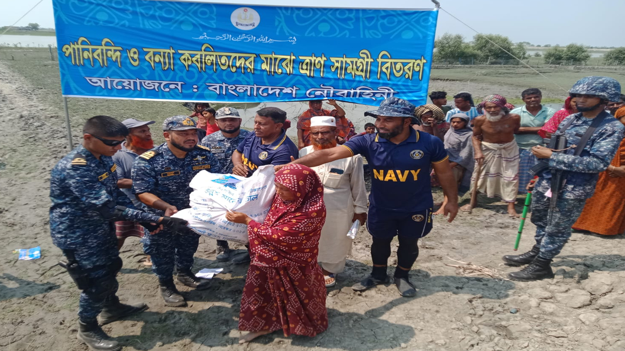আনুলিয়ায় দুর্গতদের মাঝে নৌবাহিনীর চিকিৎসা ও ত্রাণ বিতরণ