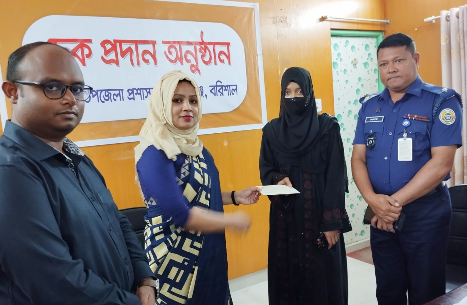 বাকেরগঞ্জে জুলাই আহতদের মাঝে চেক বিতরণ