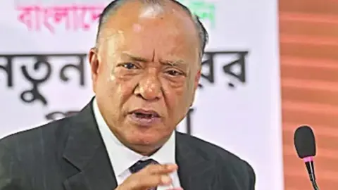 সরকারি চাকরিজীবীদের কাজ হলো কিছু চুরি, কিছু কাজ করা: মিন্টু