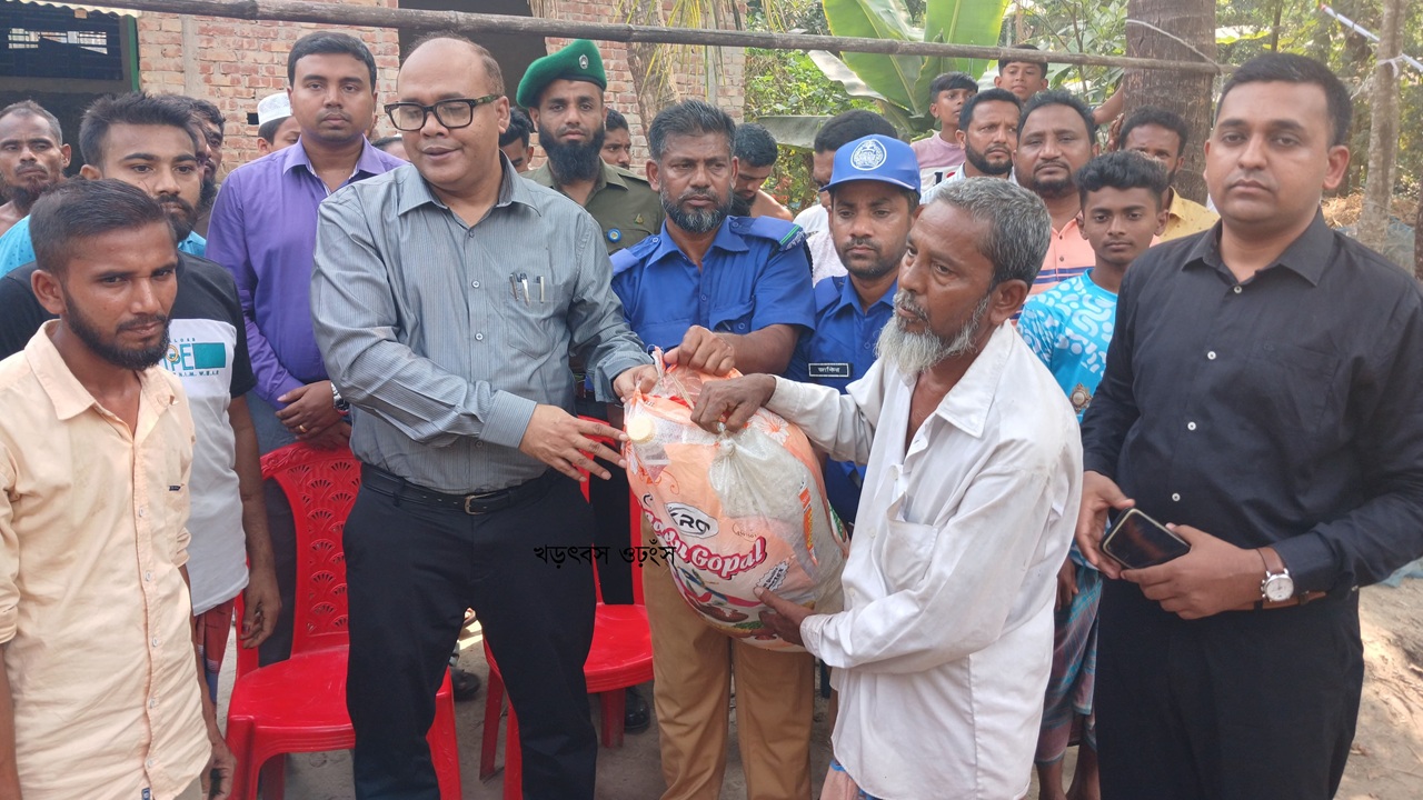 জুলাই শহীদের বাবাকে অটোরিকশা উপহার পটুয়াখালী জেলা প্রশাসকের