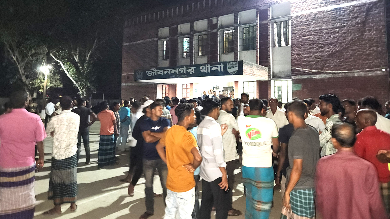 আসামি ছাড়িয়ে নিতে জীবননগর থানা ঘেরাও
