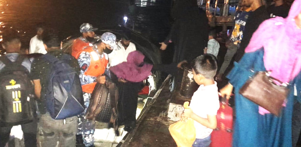 ভোলার ইলিশা থেকে ৩০০ যাত্রীকে উদ্ধার করল কোস্ট গার্ড