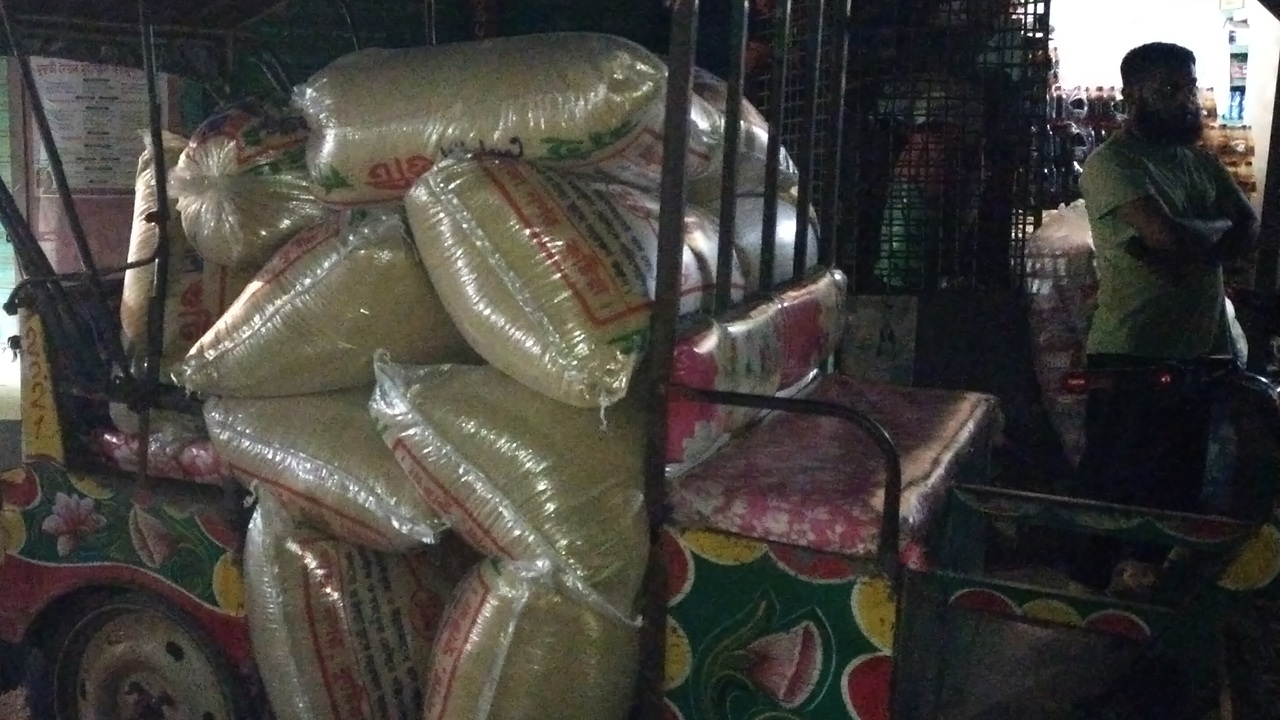 গজারিয়ায় ওএমএসের চাল জব্দ