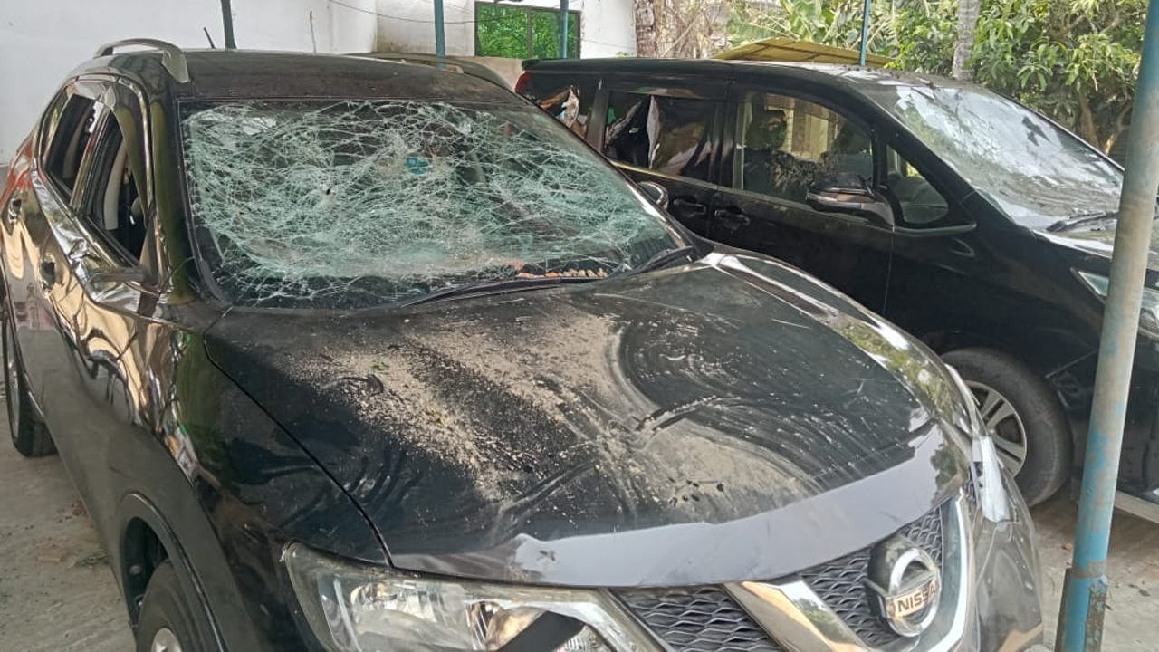 নোয়াখালীতে শহর আ.লীগের সভাপতি পিন্টুর বাড়ি ভাঙচুর-আগুন