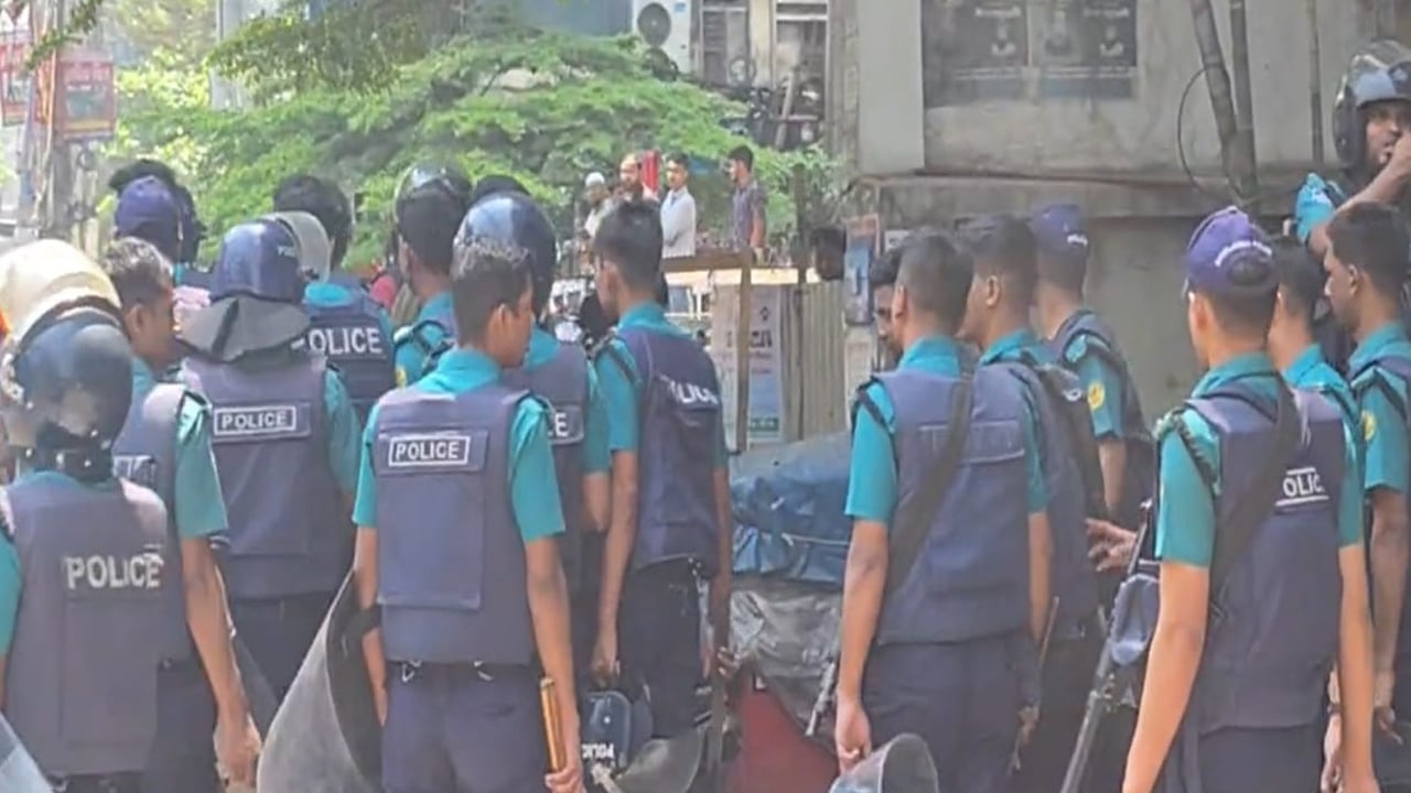 বকেয়ার দাবিতে শ্রমিকদের মিছিল, পুলিশি বাধায় পণ্ড