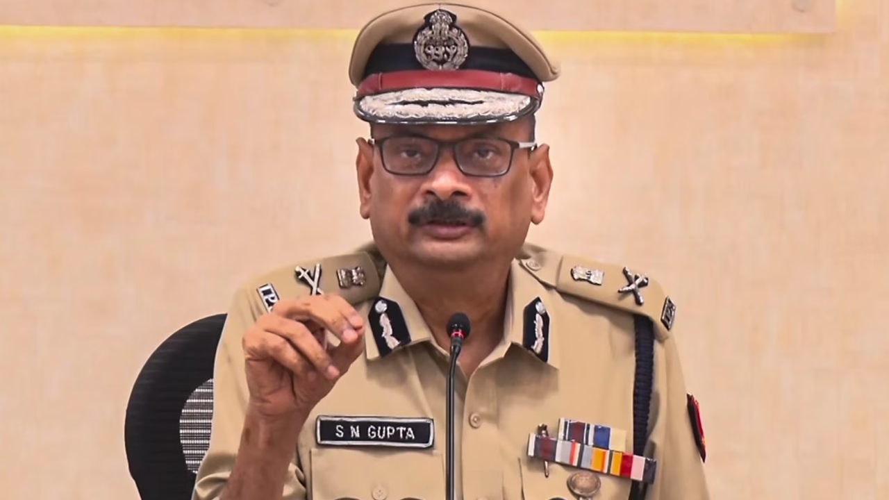 পশ্চিমবঙ্গে ৪৮ ঘণ্টায় ২০০ মামলা, গ্রেপ্তার ৪৩৩, আটক ১১০০
