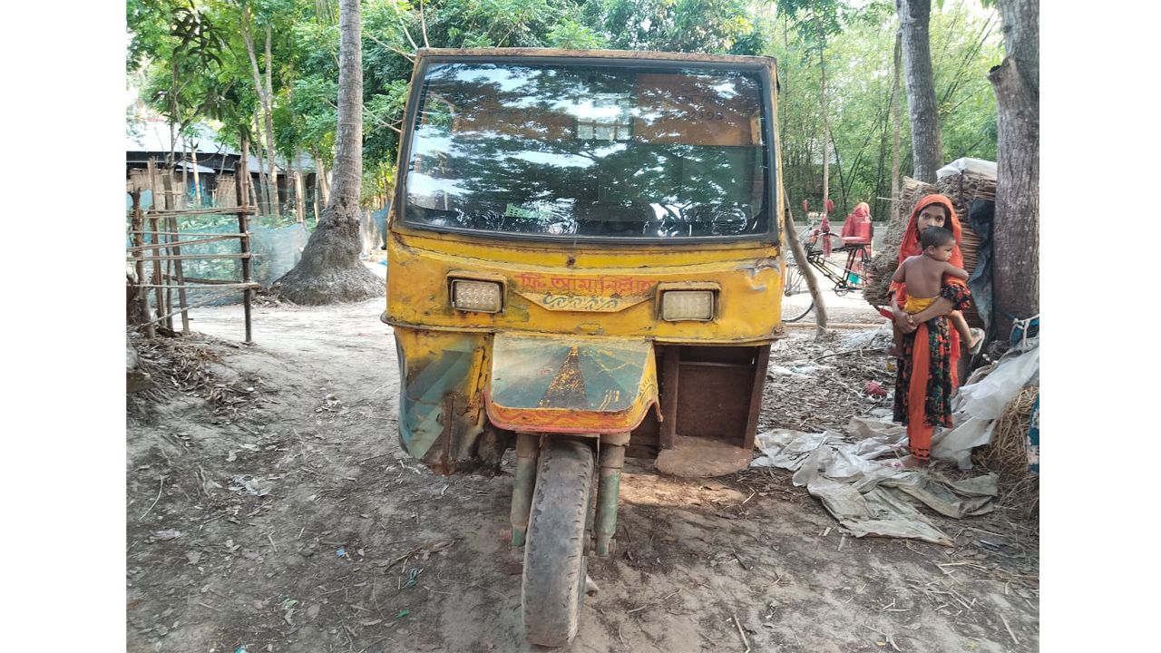 বাবার গাড়ির নিচে চাপা পড়ে সন্তানের নিহত