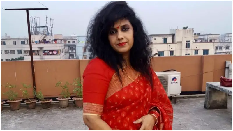 স্বর্ণের বারসহ বিমানের পার্সার হোসনে আরার মালামাল জব্দ