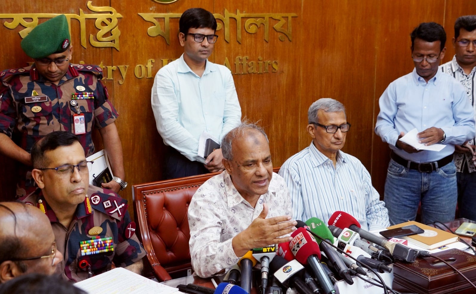 পুলিশের কাছ থেকে মারণাস্ত্র ফেরত নেওয়া হবে: স্বরাষ্ট্র উপদেষ্টা