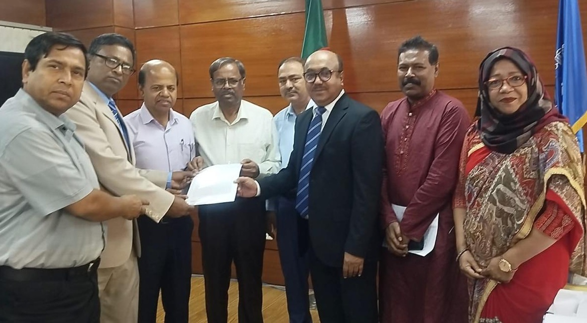 বিসিএস লিখিত পরীক্ষায় গণিত বিষয় বাদ দেওয়ায় স্মারকলিপি