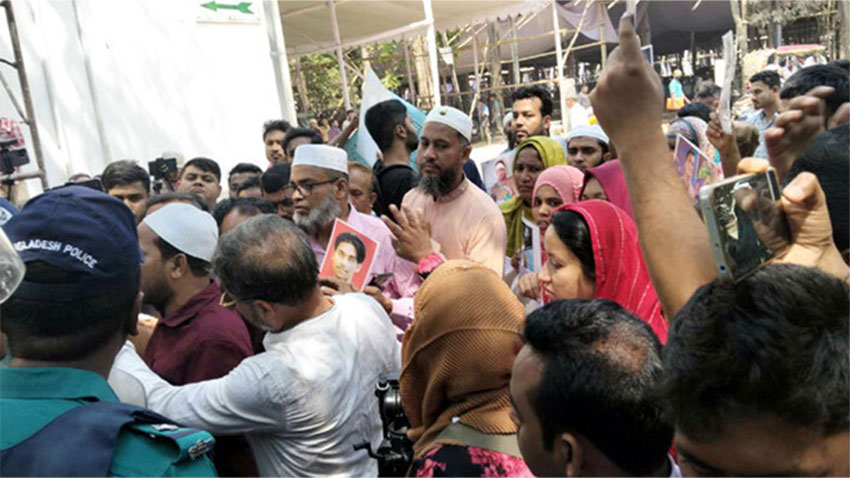 চিফ প্রসিকিউটরের পদত্যাগসহ আওয়ামী লীগ নিষিদ্ধের দাবি
