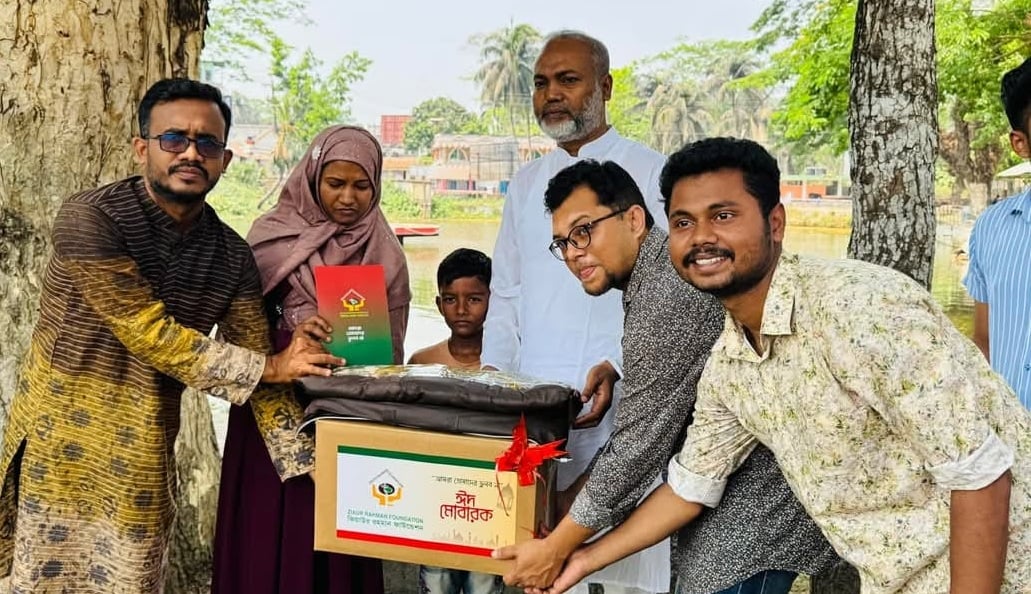 দুমকিতে শহীদ পরিবারের মাঝে ঈদ উপহার বিতরণ