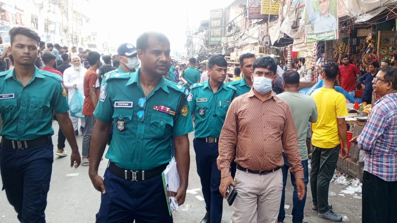 রাস্তা ও ফুটপাতে ডিএমপির বিশেষ অভিযান: আটক ১০