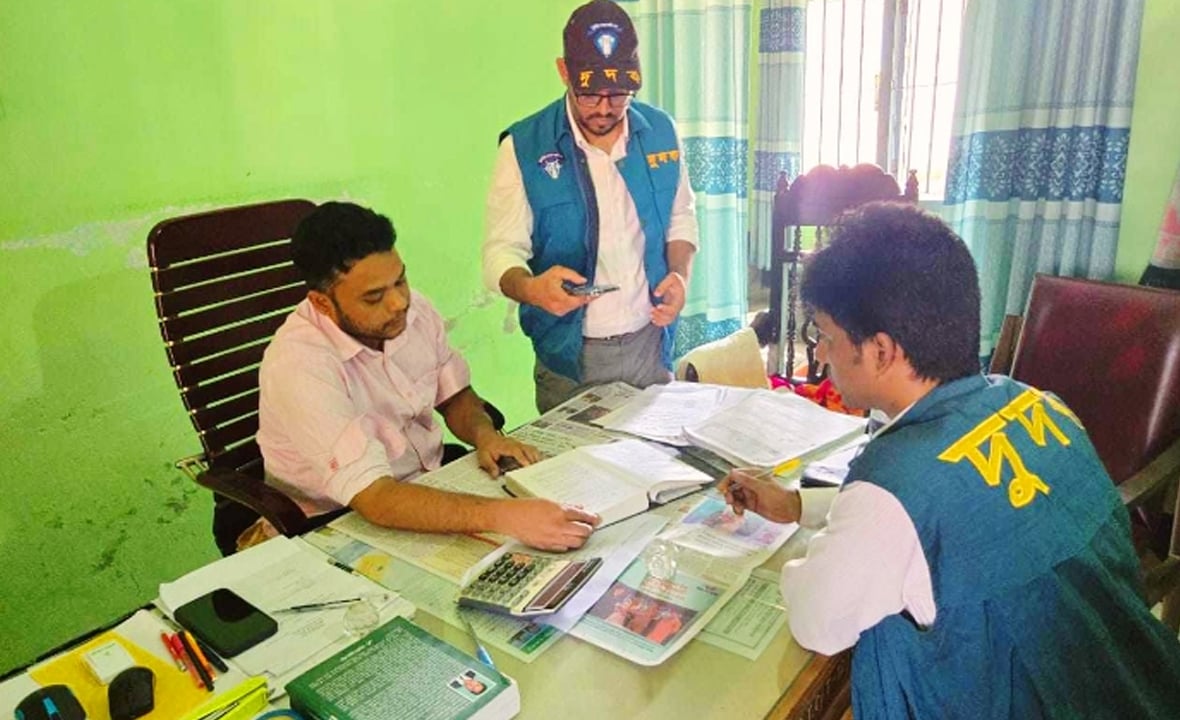 ছদ্মবেশে উখিয়া সাব-রেজিস্ট্রার অফিসে দুদকের হানা