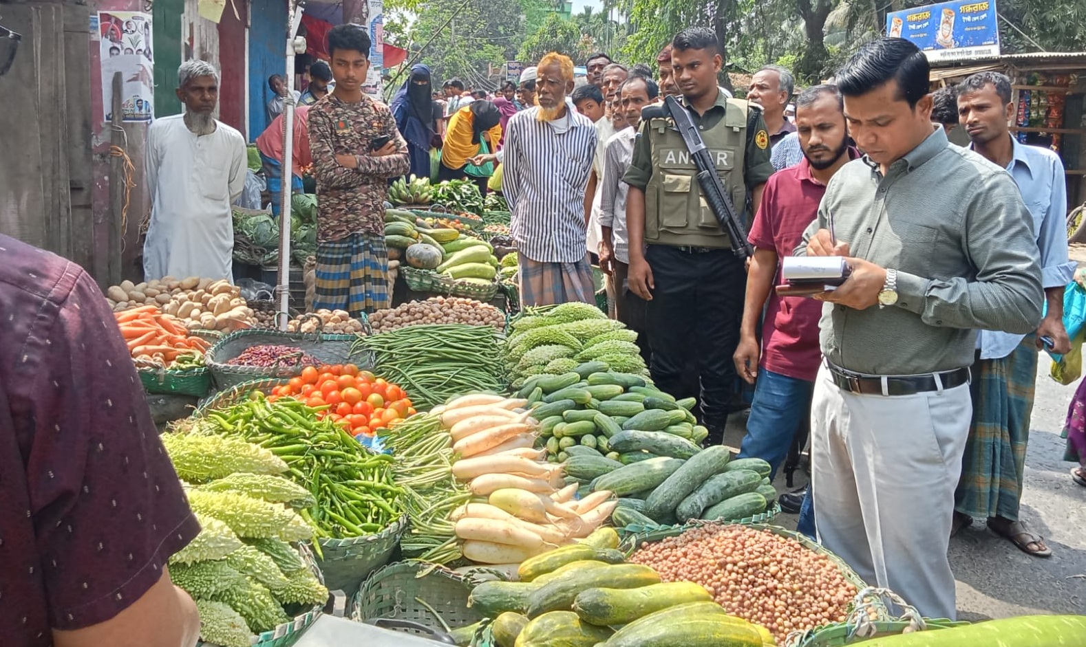 পণ্যের দাম স্বাভাবিক রাখতে ৫ ব্যবসায়ীকে জরিমানা
