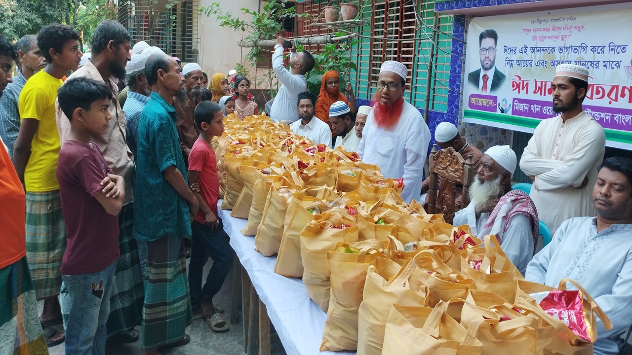 বরিশালে শতাধিক অসহায়দের মধ্যে ঈদসামগ্রী বিতরণ