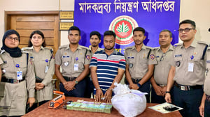 সাড়ে ৬ কেজি হেরোইন ও ১৩ লাখ টাকাসহ আটক একজন