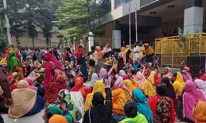 আন্দোলন কর্মসূচিতে গার্মেন্টস কর্মীর মৃত্যু, শ্রম ভবন অবরোধ