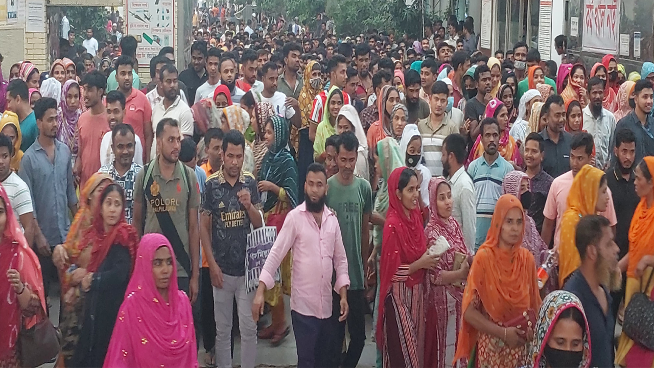 গাজীপুরে পোশাক শ্রমিকদের বিক্ষোভ ও কর্মবিরতি
