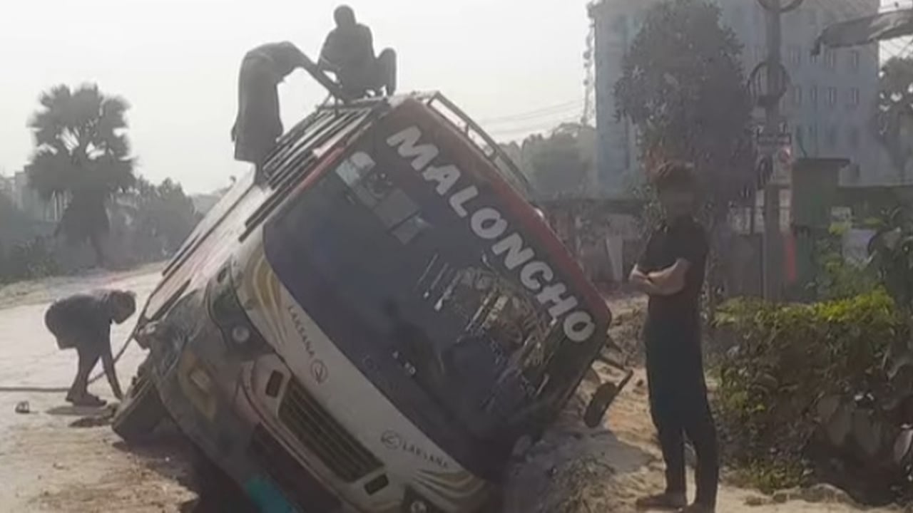 ভাঙ্গা মহাসড়কের গর্ত কেড়ে নিলো স্বপ্ন