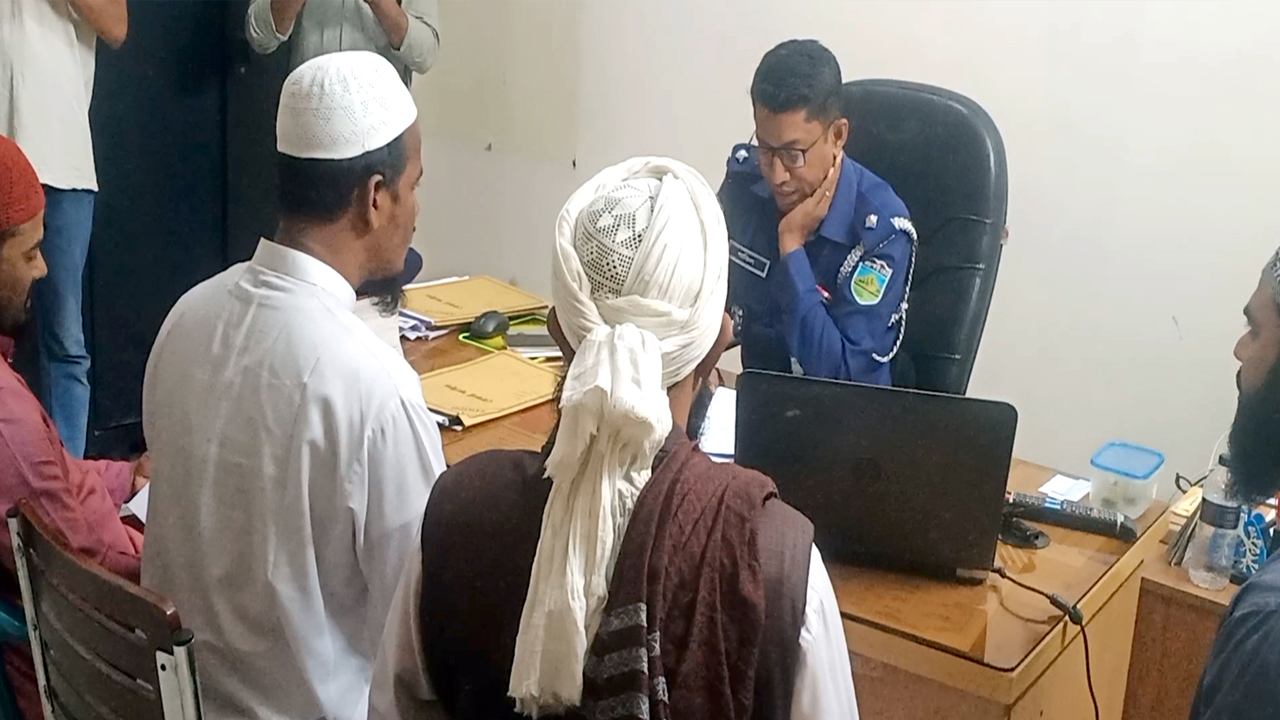 ধর্ম নিয়ে কটূক্তির অভিযোগে রাখাল রাহার বিরুদ্ধে মামলা