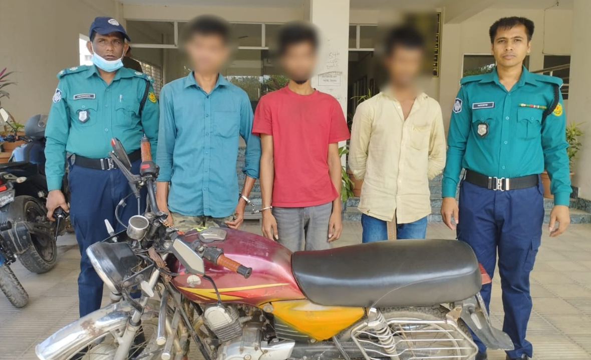 মোটরসাইকেল ও দেশি অস্ত্রসহ ৩ ছিনতাইকারী গ্রেপ্তার