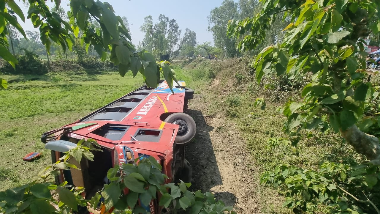 হবিগঞ্জে যাত্রীবাহী বাস খাদে পড়ে আহত ২০