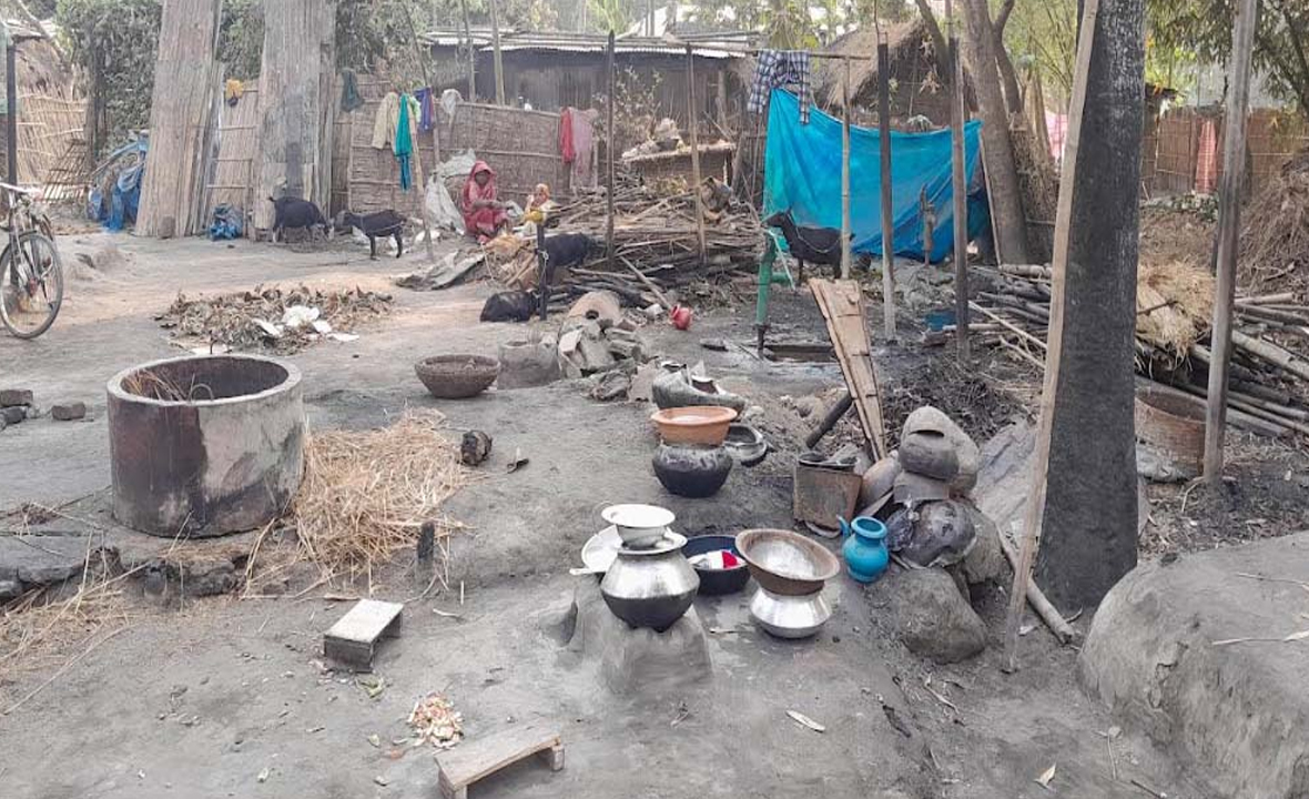 খোলা আকাশের নিচে  ৫ দিন ধরে ৯ পরিবার