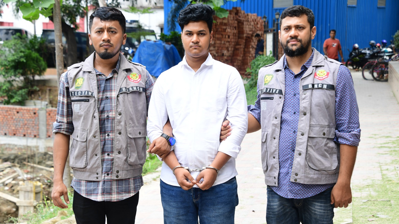 ভারতীয় ৩৪৭ মোবাইল সেটসহ চোরাকারবারি আটক