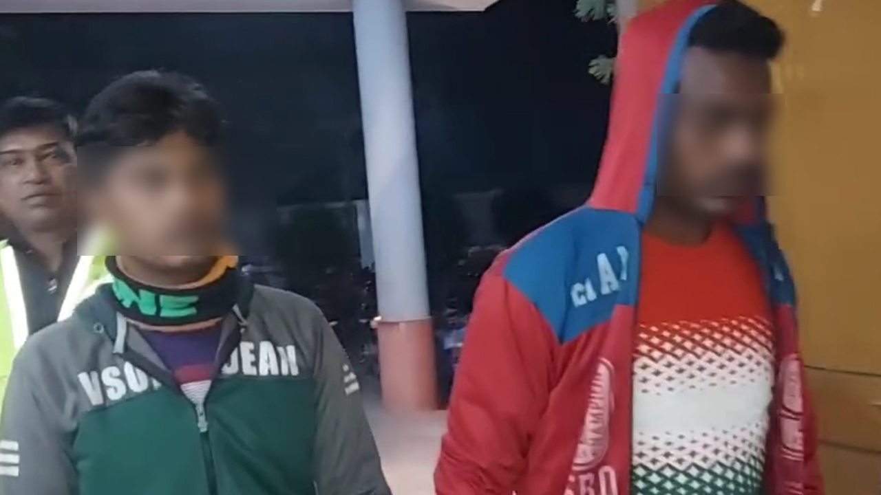 শিবগঞ্জে ৭ গরু ও যানসহ আটক ৩ ডাকাত