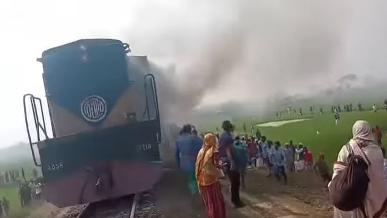 পূর্বধলায় চলন্ত ট্রেনে আগুন