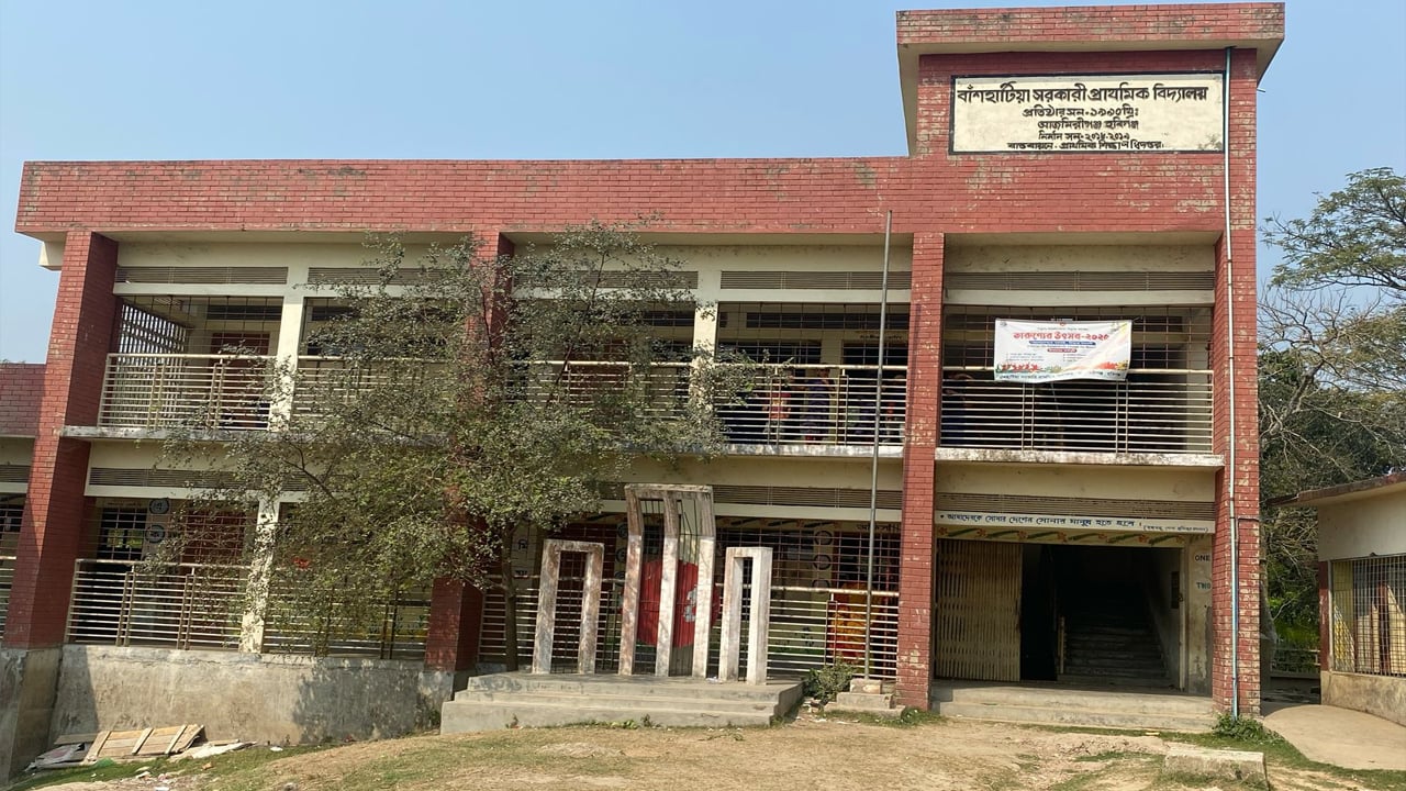 চাকরিতে থেকেই স্বামীর সাথে ইউরোপে তিন শিক্ষক