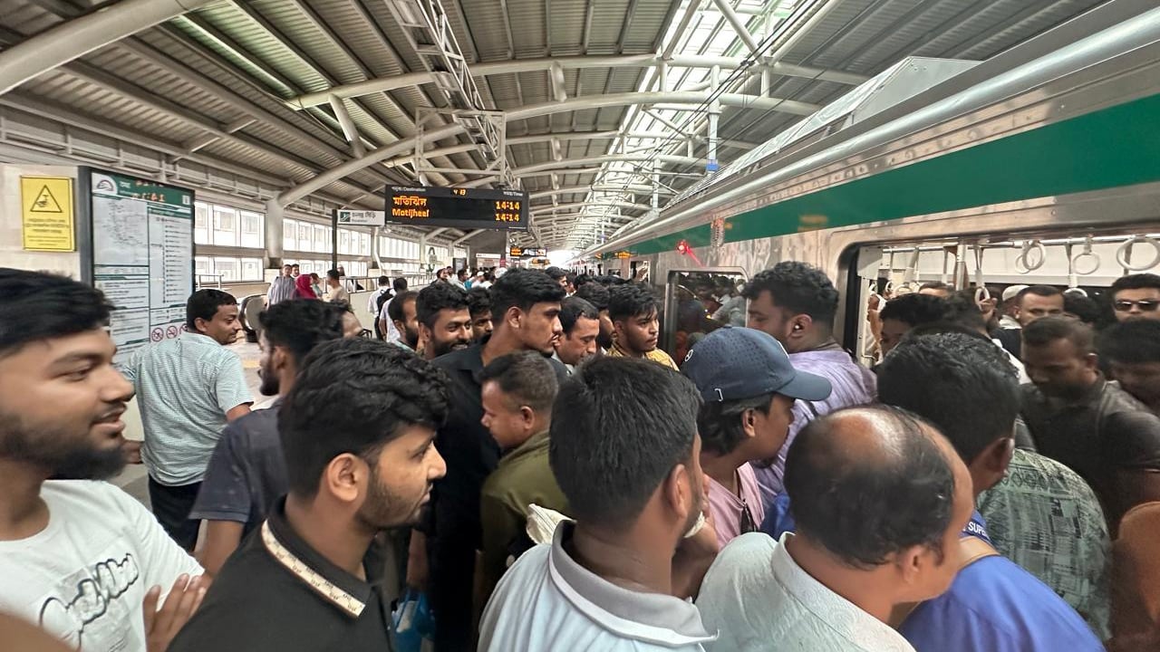 বিক্ষোভে সৃষ্ট ব্যাপক যানজট, মেট্রোরেলে চাপ