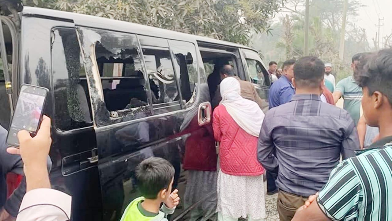 হাজীগঞ্জে প্রবাসীর গাড়িতে ডাকাতি, মালামাল লুট