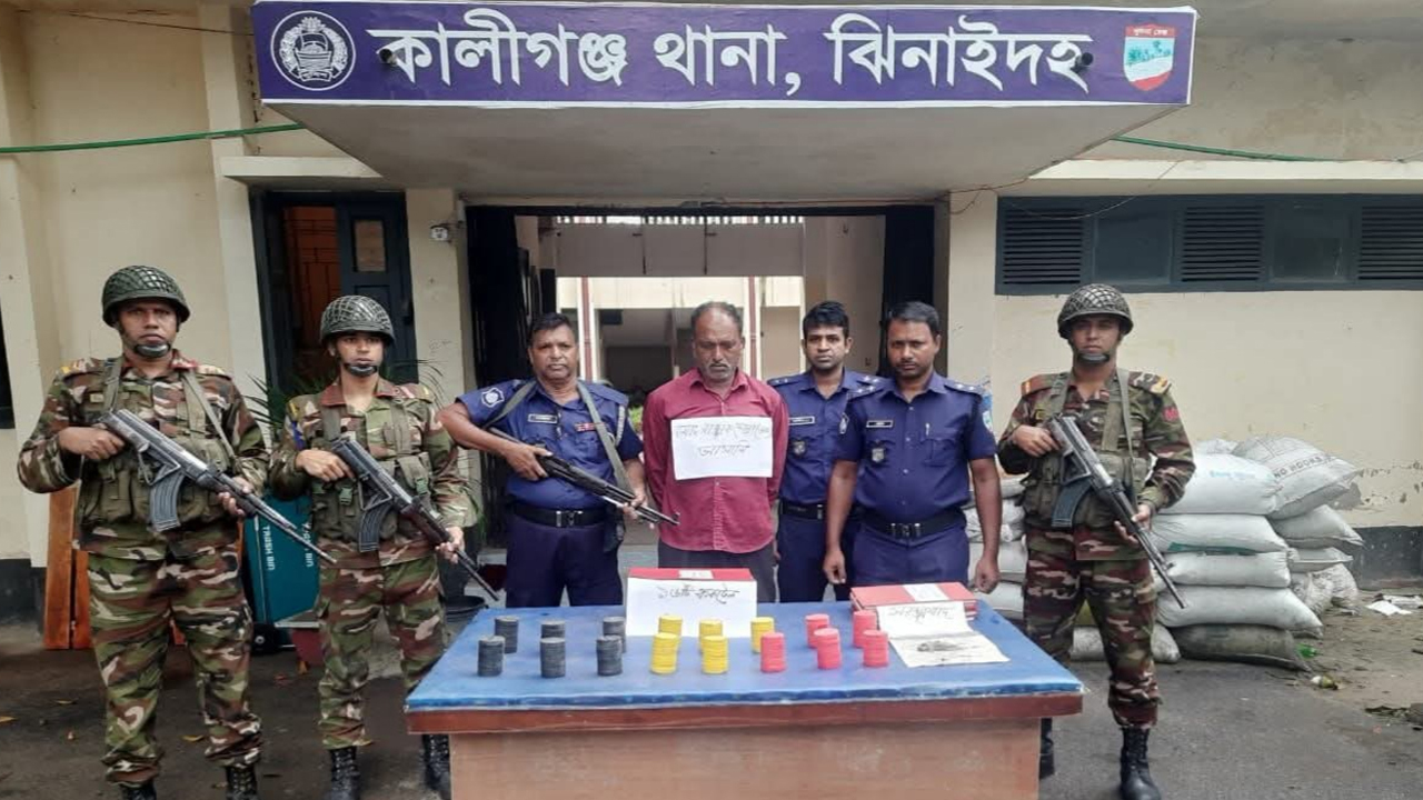 কালীগঞ্জে ১৬ ককটেল ও সরঞ্জামসহ আটক ১
