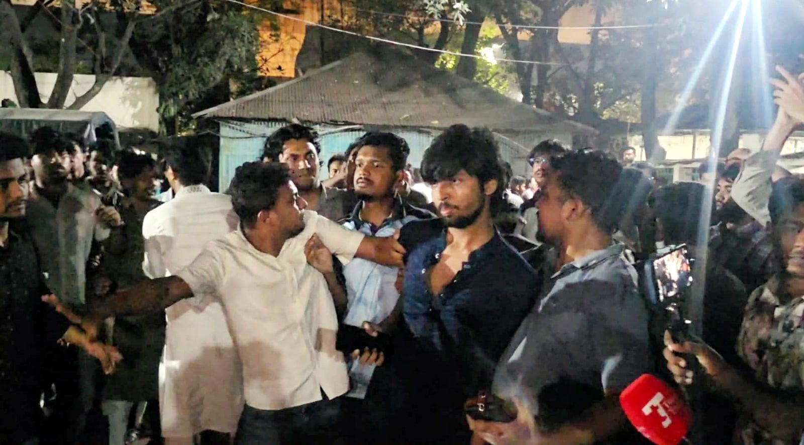 একদিনেই রাজধানীসহ তিন স্থানে ছাত্রদল-শিবিরের সংঘর্ষ