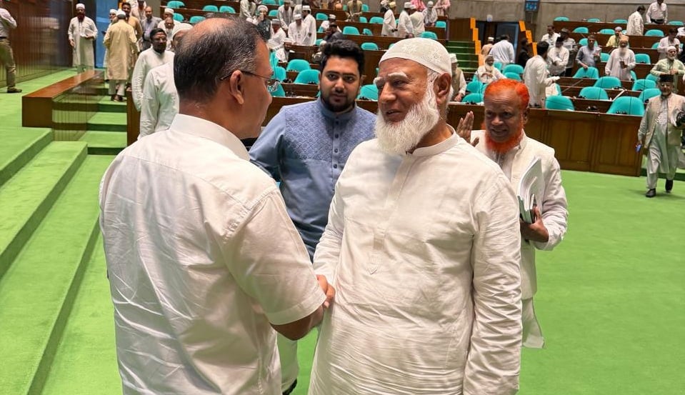 অধিবেশন শেষে প্রধানমন্ত্রীর সঙ্গে বিরোধীদলীয় নেতার কুশল বিনিময়