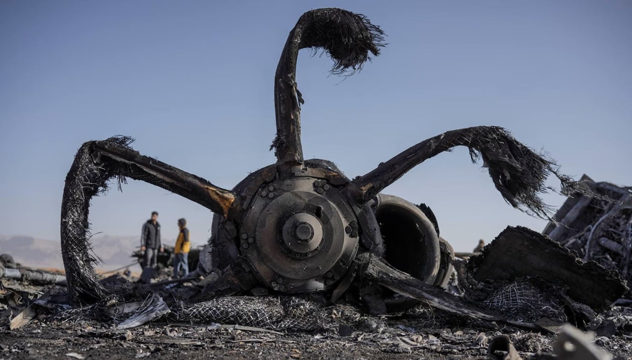 ইরানে ভূপাতিত মার্কিন বিমানের ধ্বংসাবশেষের অদেখা কিছু ছবি