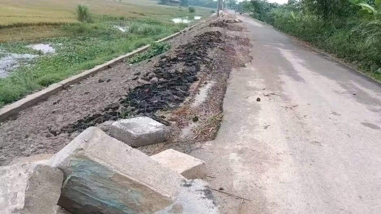 হাতের টানে উঠে যাচ্ছে ২২ কোটি টাকার রাস্তার ঢালাই