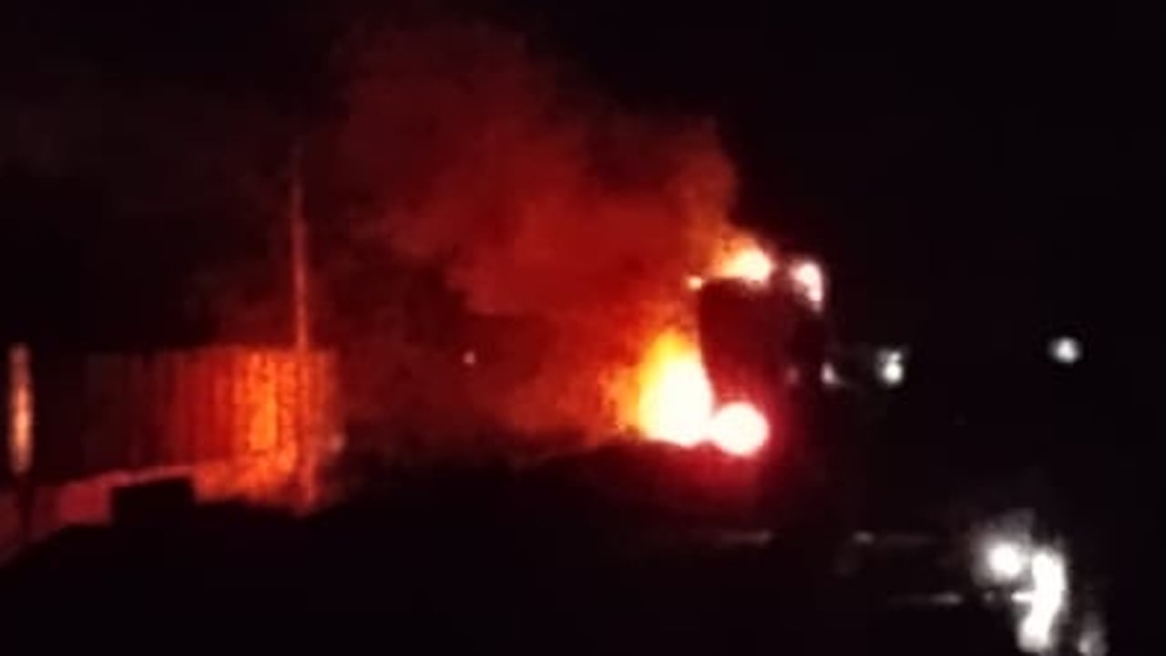 পাবর্তীপুরে সড়ক দুর্ঘনায় নিহত ২